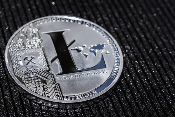 Монета криптовалюта litecoin на чорному фоні . — стокове фото