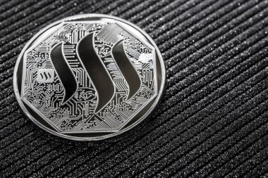 gri bir arka plan üzerinde Steem cryptocurrency gümüş sikke