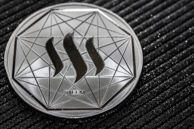 gri bir arka plan üzerinde Steem cryptocurrency gümüş sikke