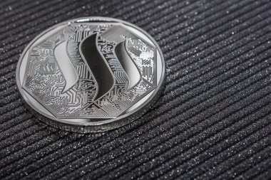 gri bir arka plan üzerinde Steem cryptocurrency gümüş sikke