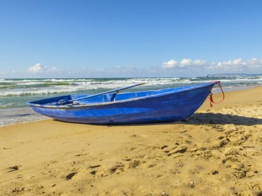 kum deniz üzerinde eski tekne