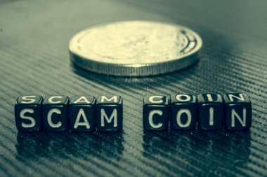 Gri Siyah küpleri yapılmış Scam para kelime.