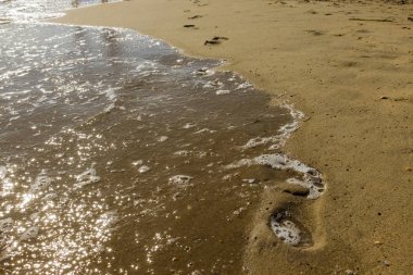 Kum yıkama dalga köpüğü ile ayak izleri