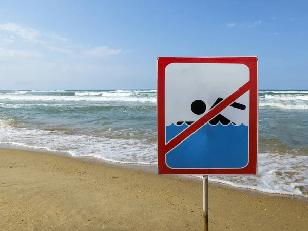 IGN op het strand met man zwemmen en niet symbool, toegestaan Let op geen zwemmen — Stockfoto