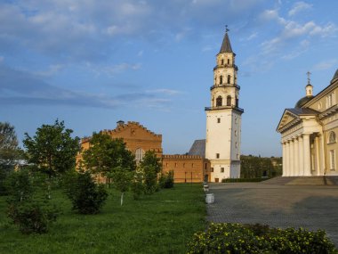 Nevyansk düşen kule Rus analog yaslanmış Piza 1932 Demidov inşa edilmiş. İlk olarak dünya paratoner, Toplantı Salonu işitsel İngilizce saat.