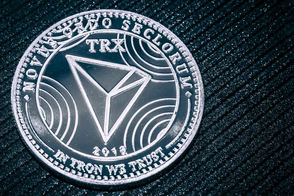 Cryptocurrency Thron gri bir arka plan üzerinde para. Thetrx.