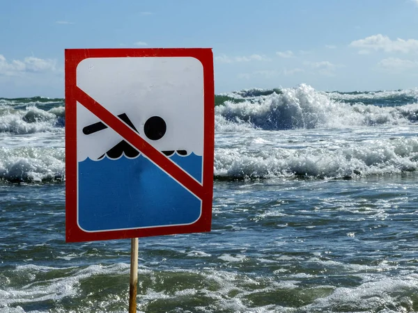 İşareti yok yüzmek büyük dalgalar okyanusun ortasında sahilde