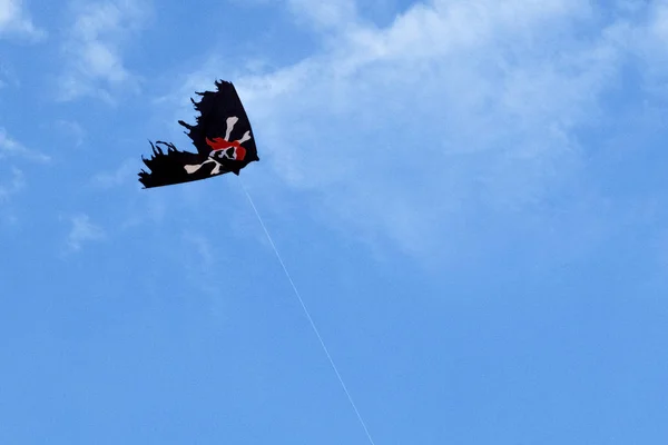 Bandera Pirata Forma Cometa Cielo Azul Con Nubes Blancas —  Fotos de Stock