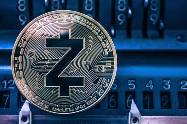 Bozuk para cryptocurrency Zcash arithmometer sayıda arka plan üzerinde.