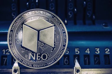 Sikke cryptocurrency Neo arithmometer sayıda arka plan üzerinde.