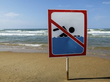 IGN adamla plajda yüzmek ve sembol değil, dikkat Hayır yüzme izin