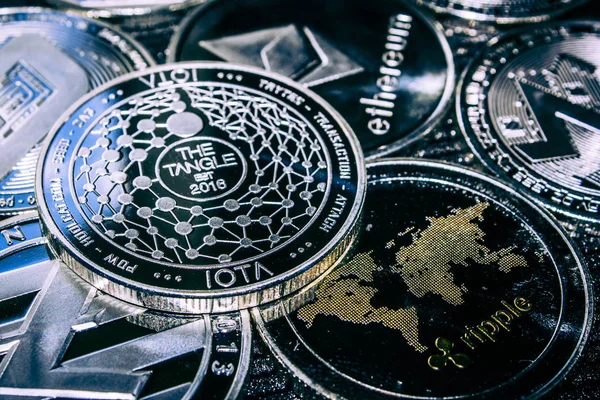 Myntet kryptovaluta iota mot den huvudsakliga alitcoins — Stockfoto