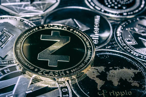 Монета Zcash криптовалюта на тлі основних альткоінів — стокове фото