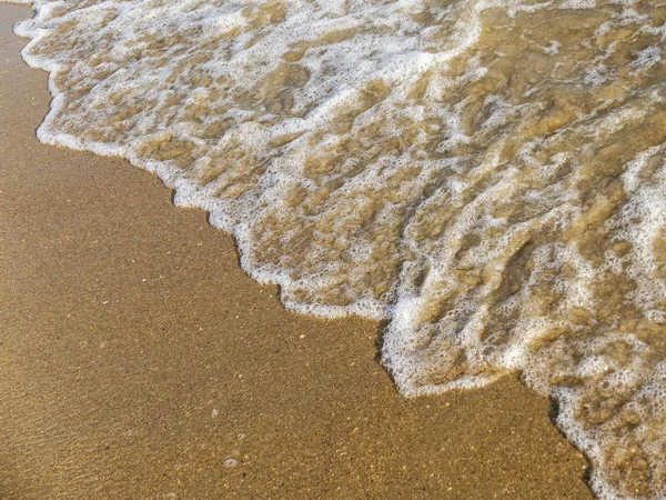 ビーチの砂と波の海の背景 — ストック写真
