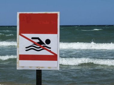 İşareti yok yüzmek büyük dalgalar okyanusun ortasında sahilde