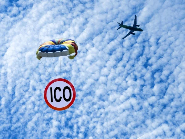 Le panneau de l'ICO vole en parachute depuis un avion. Jeton de largage . — Photo