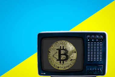 sikke Btc mavi reklam sarı zemin üzerine Sovyet analog retro TV
