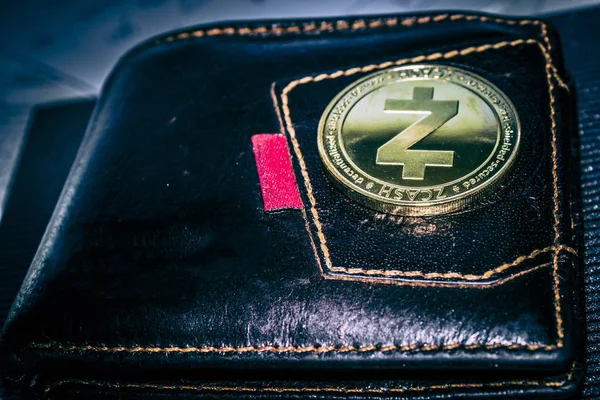 Zcash криптовалюта монета на шкіряному гаманці . — стокове фото