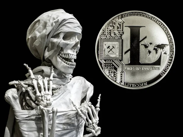 Modelo de esqueleto del hombre y la moneda LTC — Foto de Stock