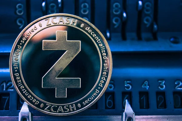 Монета криптовалюта Zcash на тлі чисел арифметика . — стокове фото