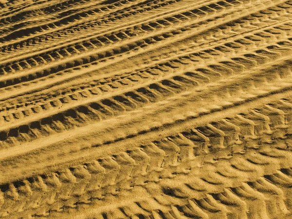 黄色沙子上的不同车道. — 图库照片