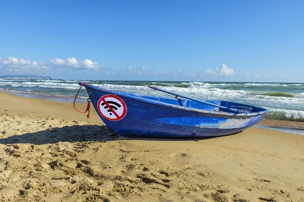 Dijital detoks kavramı. eski tekne mavi renk ve deniz kum üzerinde hiçbir wlan imzalamak