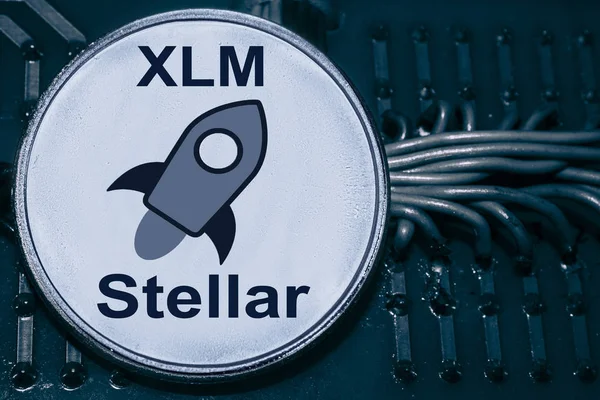 Münze Kryptowährung stellare auf dem Hintergrund von Drähten und Schaltungen. xlm — Stockfoto