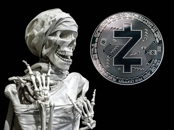 Szkielet model człowieka i monet zcash — Zdjęcie stockowe