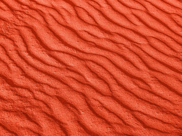 Textura de las olas de arena roja en la playa o en el desierto. las ondas de la arena son diagonales . — Foto de Stock