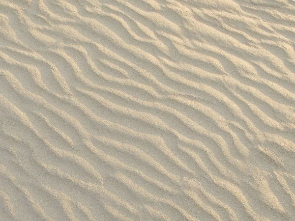 Текстура піщаних хвиль на пляжі або в пустелі. брижі піску діагональні . — стокове фото