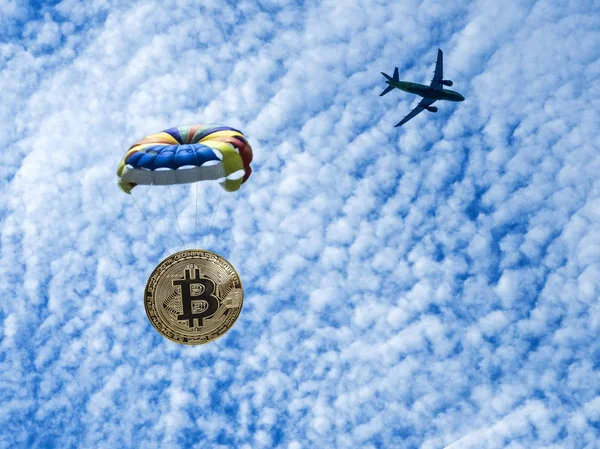 Mince bitcoin letí na padáku z letadla. AirDrop token. — Stock fotografie