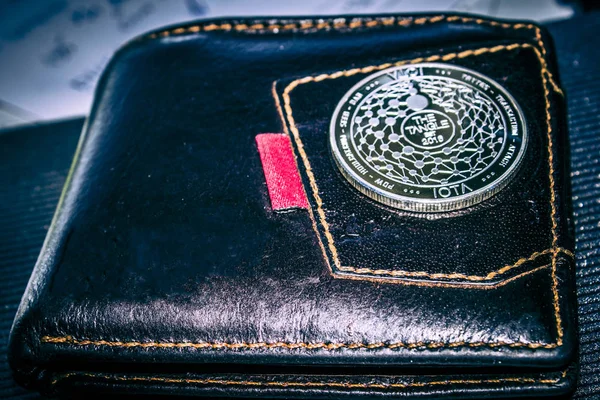Iota moneta criptovaluta sul portafoglio in pelle . — Foto Stock