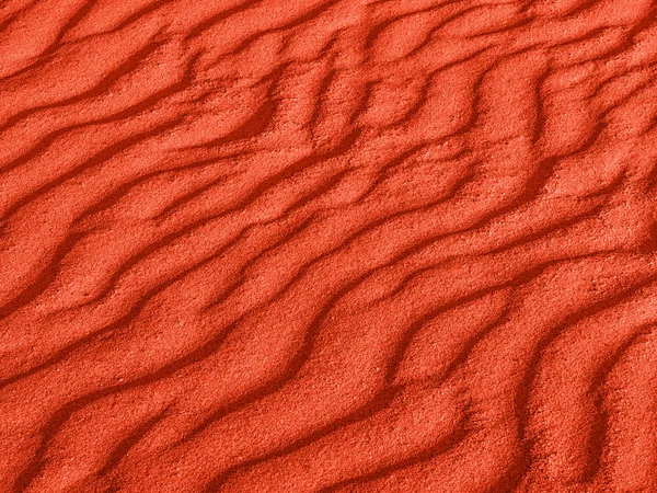 Textura de las olas de arena roja en la playa o en el desierto. las ondas de la arena son diagonales . — Foto de Stock