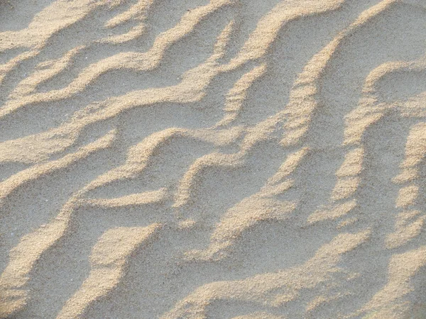 Textura de las olas de arena en la playa o en el desierto. las ondas de la arena son diagonales . — Foto de Stock