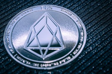  sikke cryptocurrency Eos koyu arka plan üzerinde.