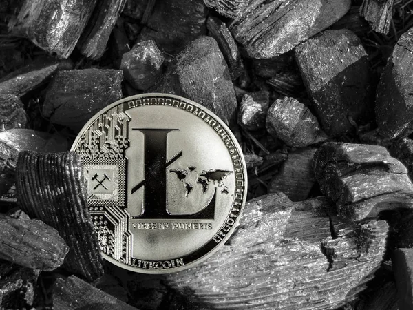 Kryptowährung ltc Münze liegt auf Kohle. Bergbau und Energie für den Bergbau. — Stockfoto