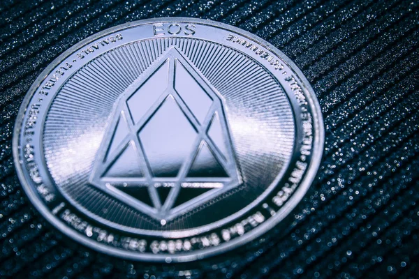 Криптовалюта EOS на темном фоне . — стоковое фото