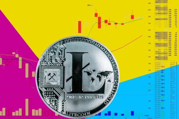 Ltc kryptoměn mince na grafu a pozadí žluté neon modrý. — Stock fotografie