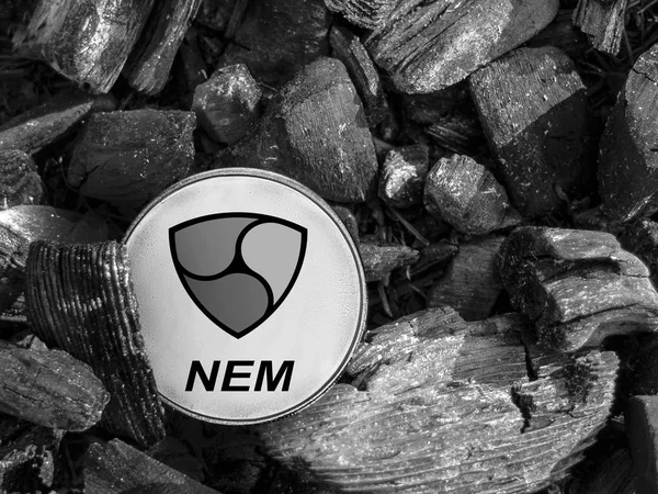 Cryptocurrency Nem 동전 석탄에 놓여 있습니다. 광산 및 광산에 대 한 에너지. — 스톡 사진