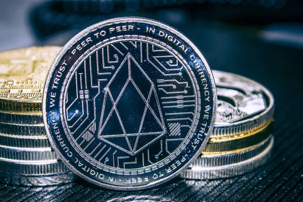 A háttérben egy halom érmék érme cryptocurrency Eos. — Stock Fotó