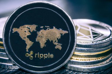 Sikke cryptocurrency Xrp sikke yığını zemin üzerine.