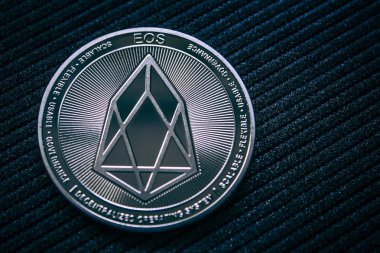  sikke cryptocurrency Eos koyu arka plan üzerinde.