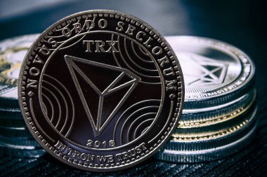  sikke cryptocurrency Trx sikke yığını zemin üzerine.