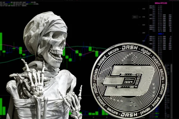 Moneda criptomoneda Dash y esqueleto en un gráfico de fondo . — Foto de Stock