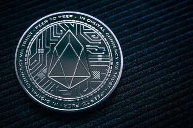  sikke cryptocurrency Eos koyu arka plan üzerinde.