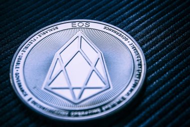  sikke cryptocurrency Eos koyu arka plan üzerinde.