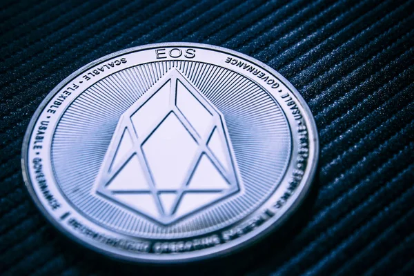 Криптовалюта EOS на темном фоне . — стоковое фото