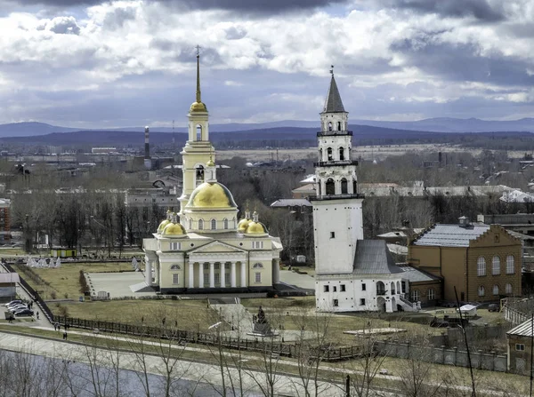 Невянская наклонная башня и ортодоксальная церковь . — стоковое фото