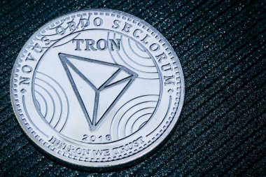 Sikke cryptocurrency tron gri bir arka plan üzerinde. Thetrx.