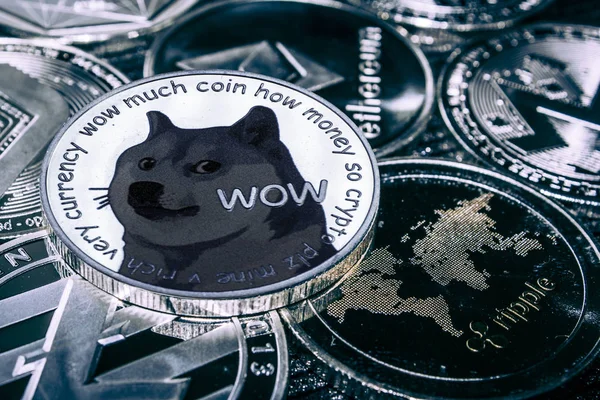Münze Kryptowährung Dogecoin gegen die wichtigsten Alitcoins — Stockfoto
